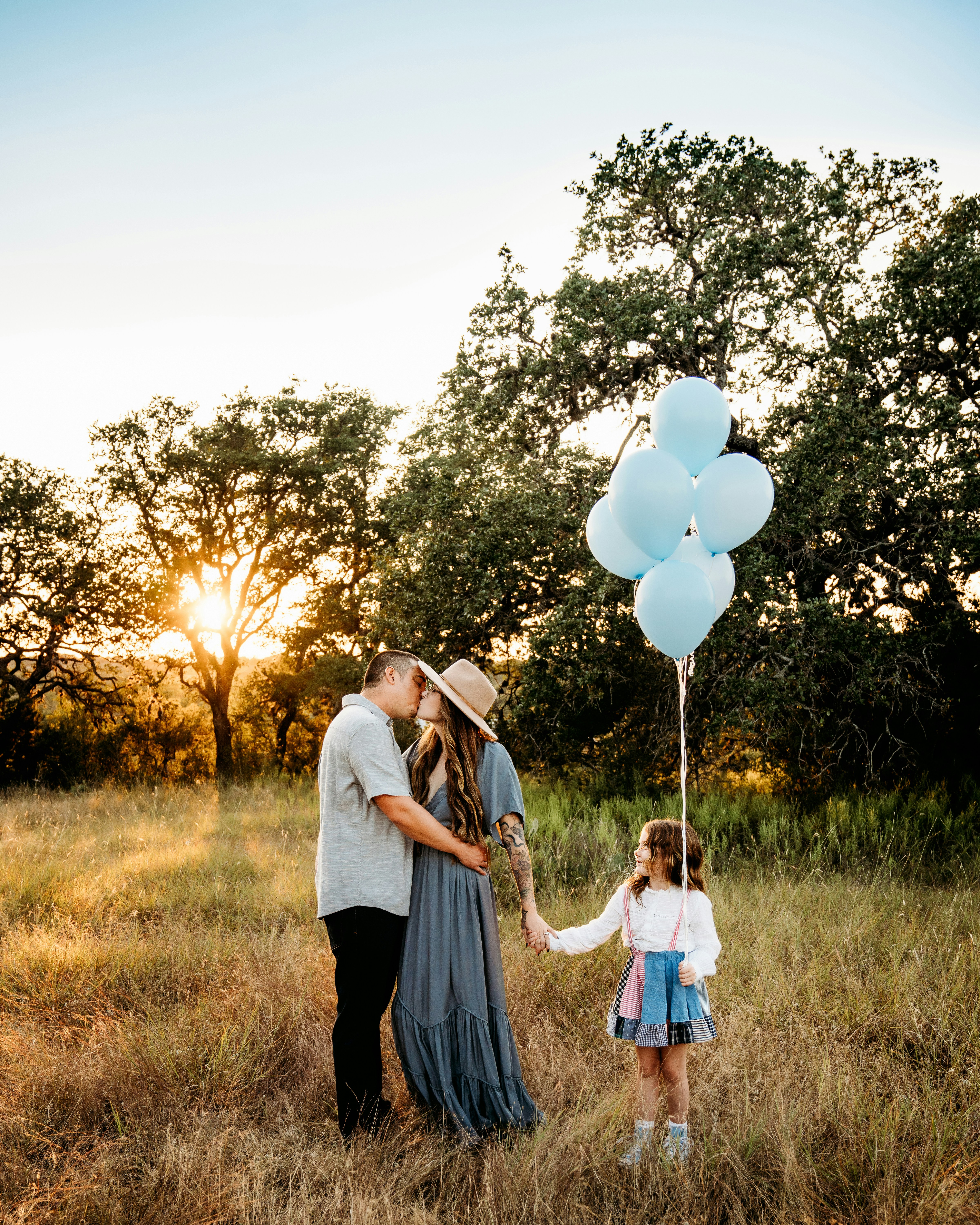 great photo recipe,how to photograph a couple of people that are holding some balloons