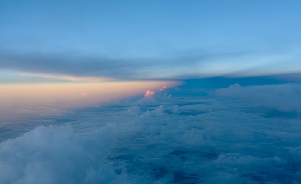 Blick auf die Wolken aus einem Flugzeugfenster