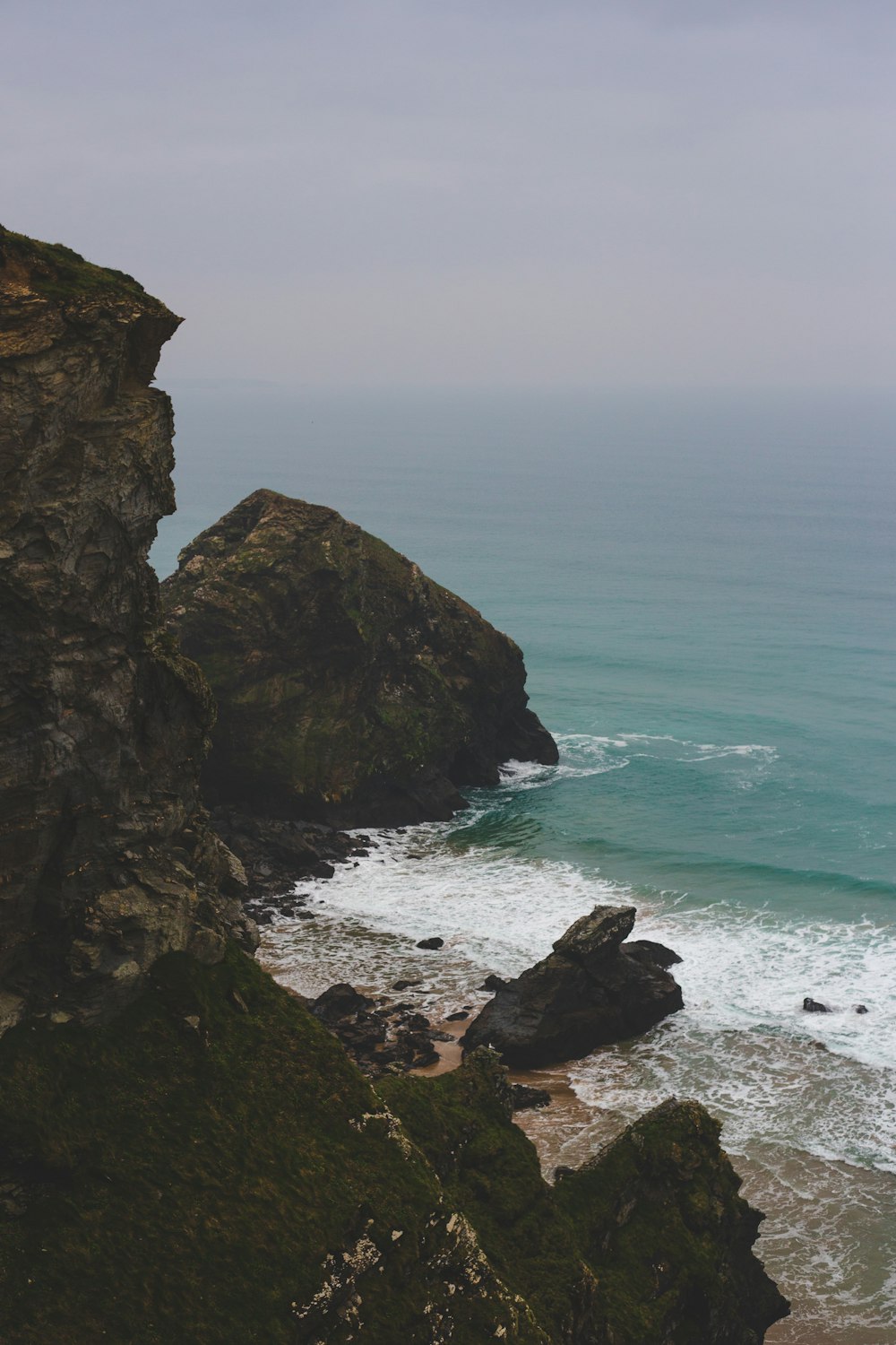 Blick auf das Meer von der Spitze einer Klippe