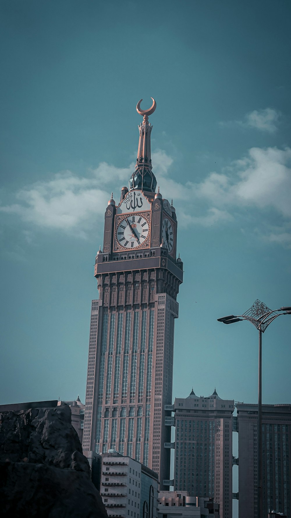 uma torre do relógio alta com um fundo do céu