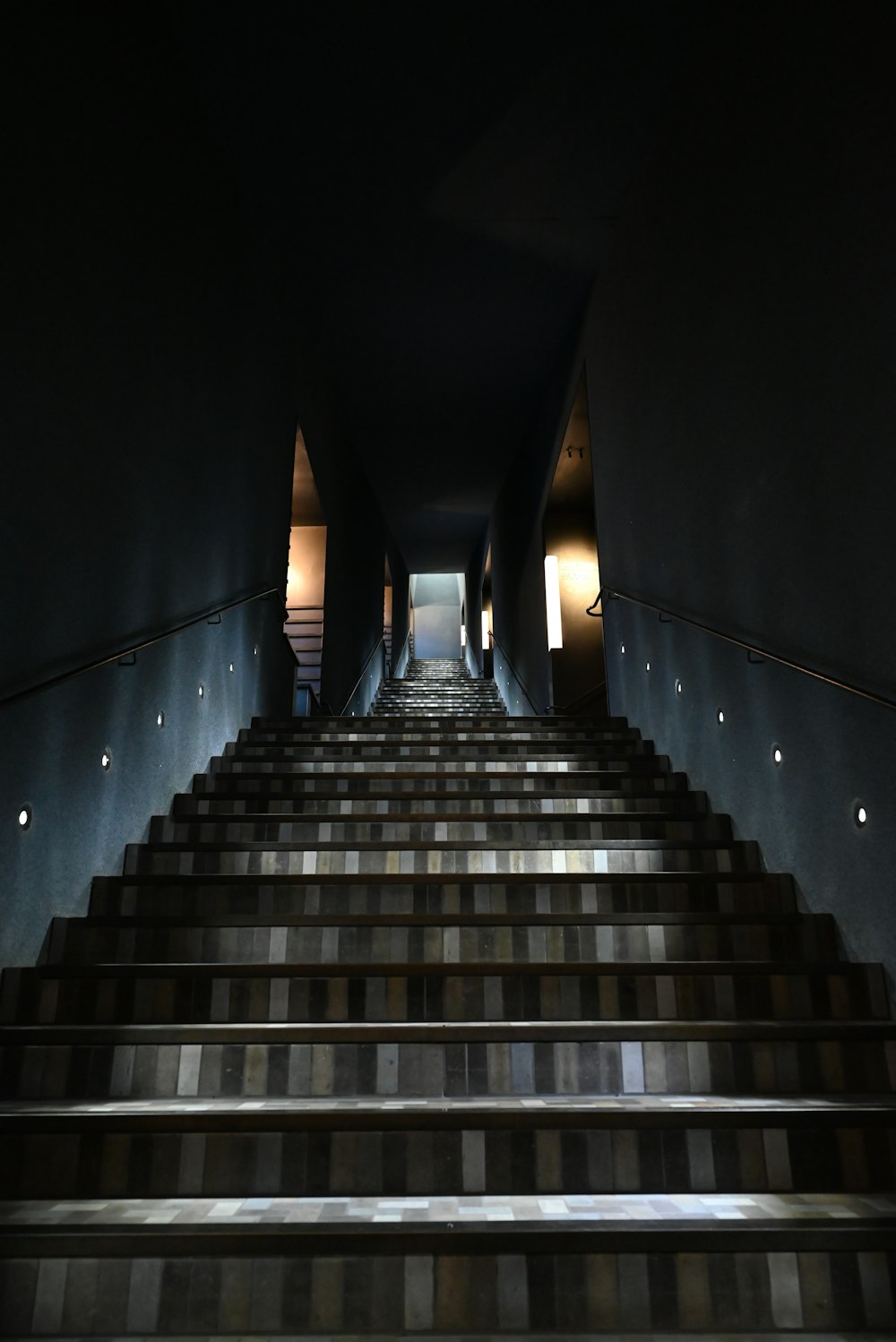 un conjunto de escaleras que conducen a la parte superior de un edificio