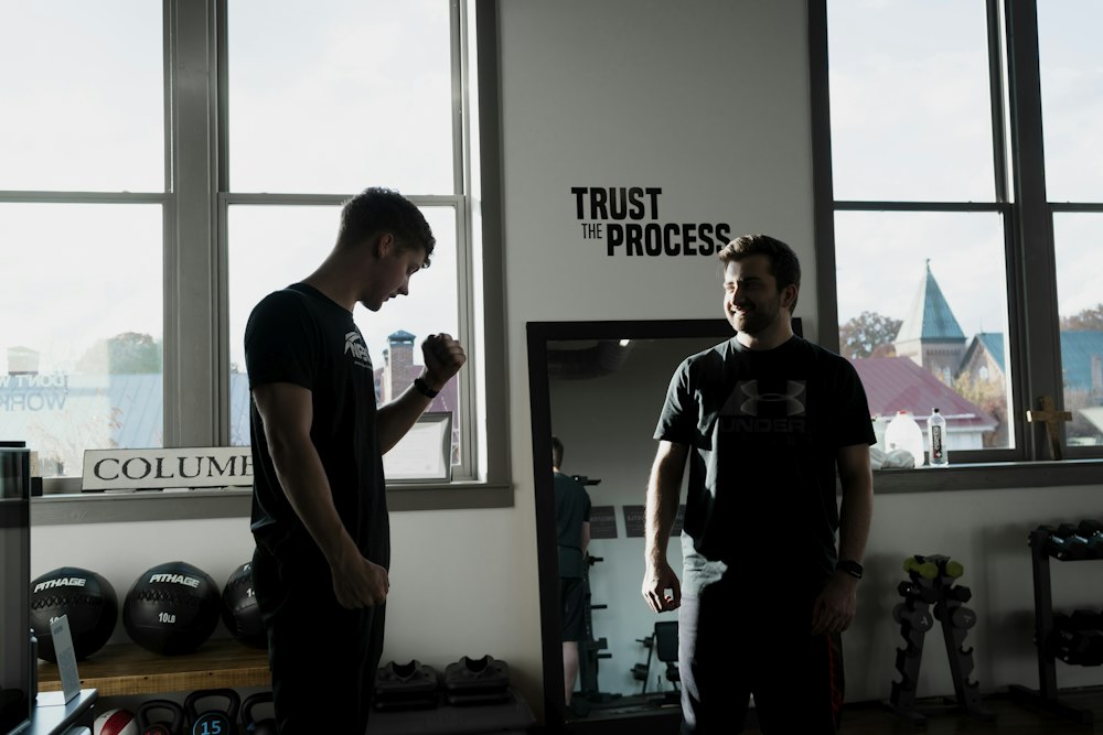 Personal trainer orientando um aluno na academia