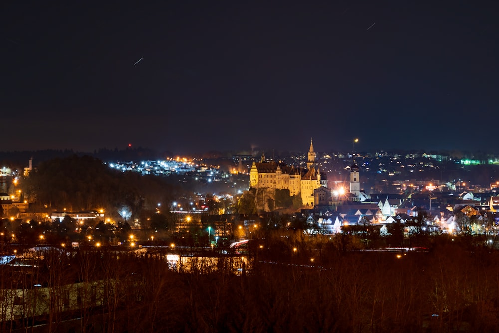 uma vista de uma cidade à noite de uma colina