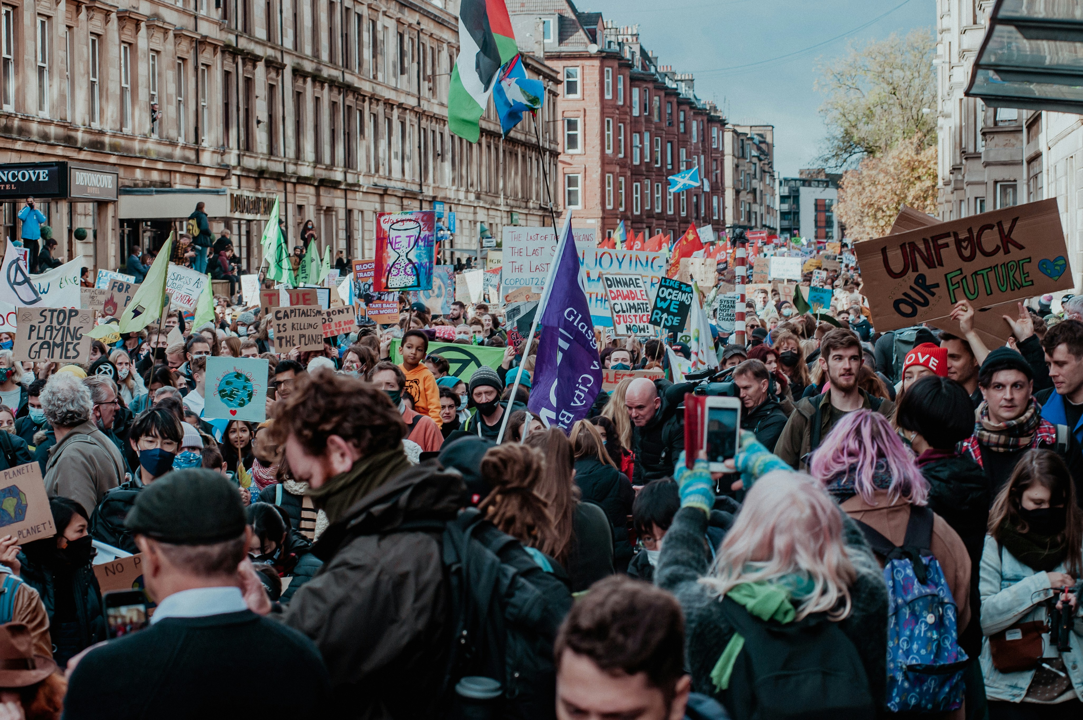 Eine Menschenmenge, die eine Straße entlang geht und Schilder hält