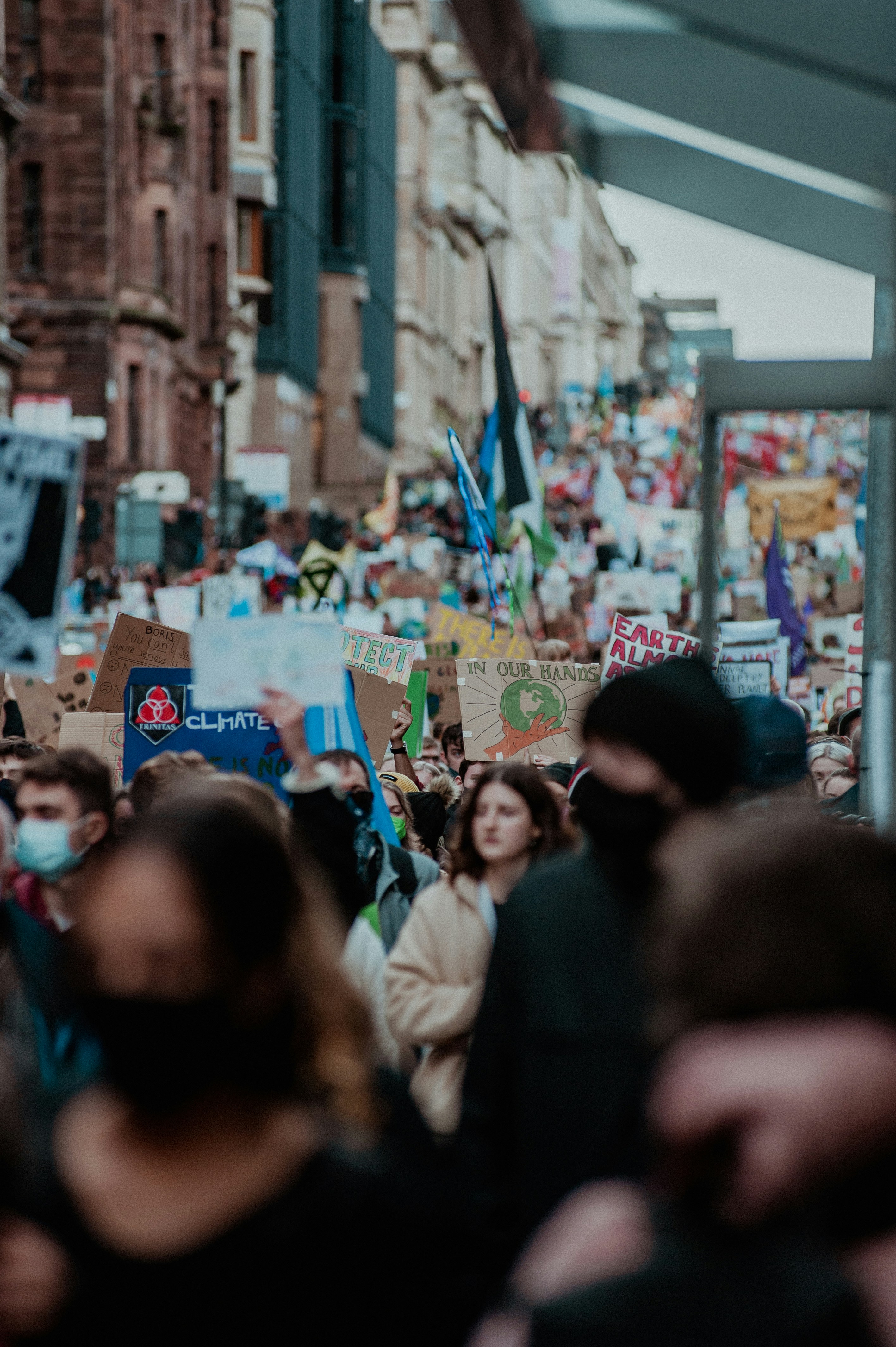 Eine Menschenmenge, die eine Straße entlang geht und Schilder hält