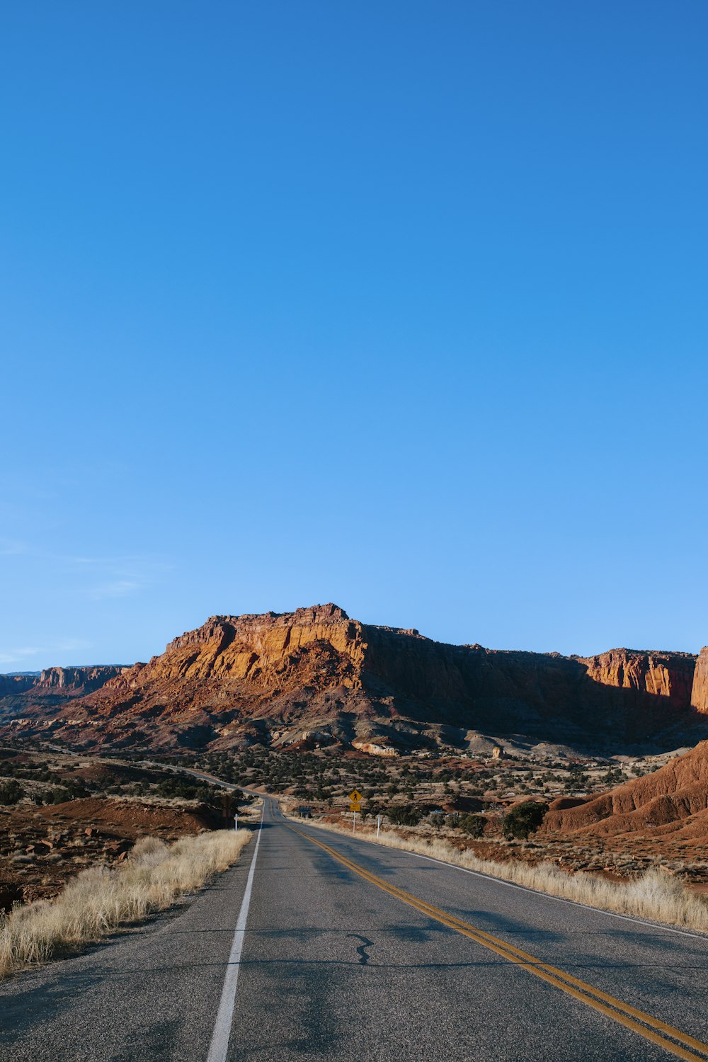 Eine Straße mit einem Berg im Hintergrund