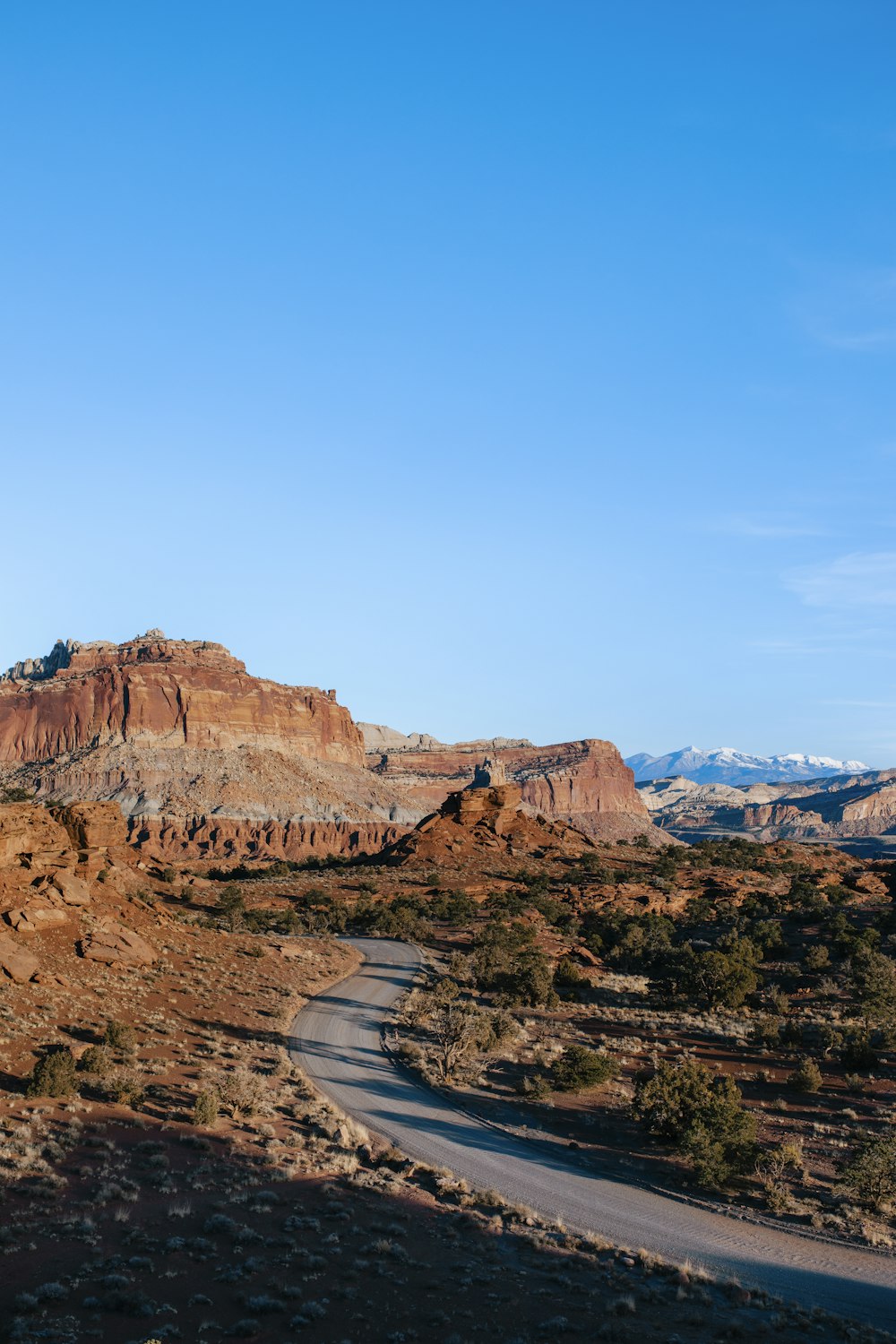 uma estrada de terra no meio de um deserto