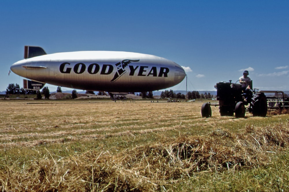 Ein großes Flugzeug sitzt auf einem Feld