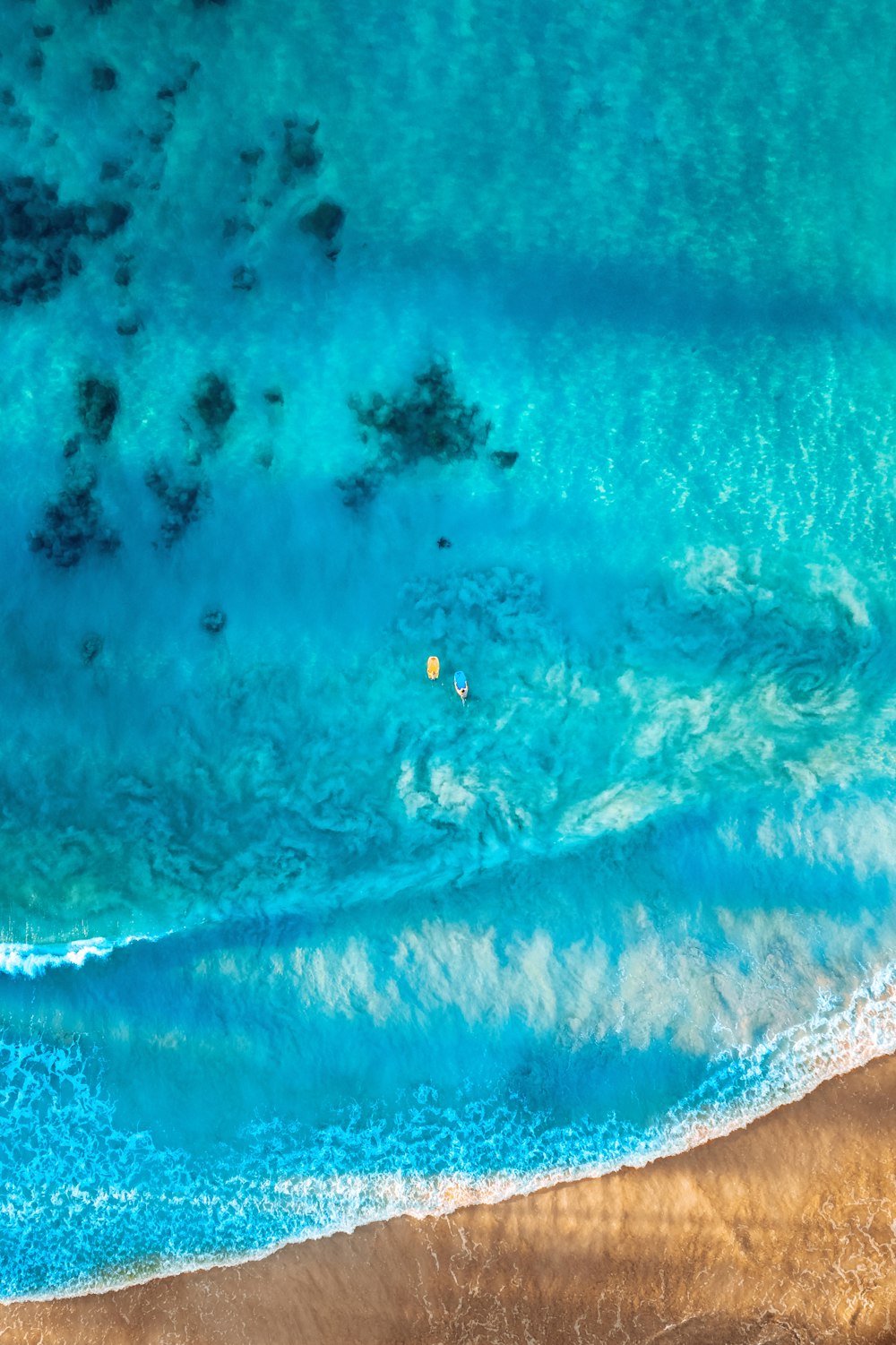 Una vista aérea de una playa de arena y el océano