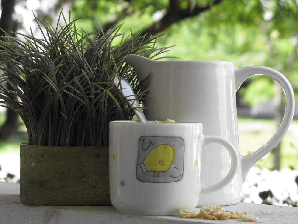 Foto Una taza de café junto a una planta en maceta – Imagen Fotografía  gratis en Unsplash