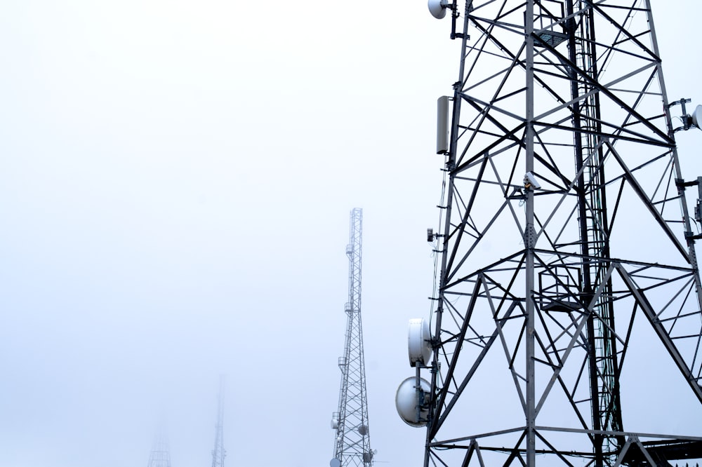 une tour surmontée de plusieurs téléphones cellulaires