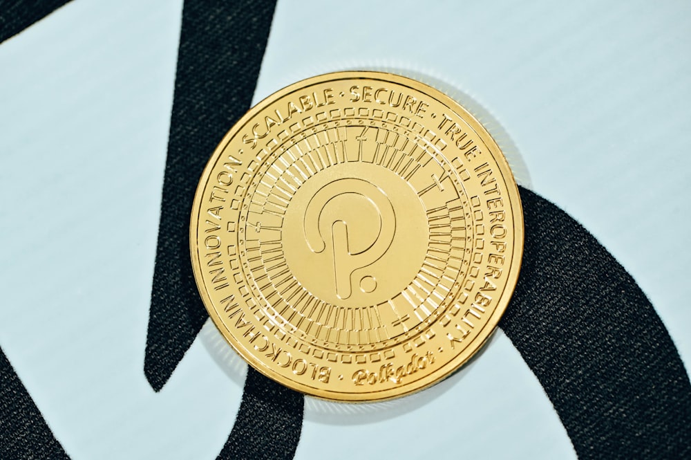 Un primer plano de una moneda de oro sobre un fondo en blanco y negro