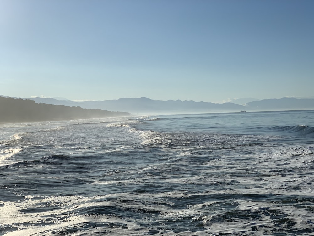 Uno specchio d'acqua con le montagne sullo sfondo