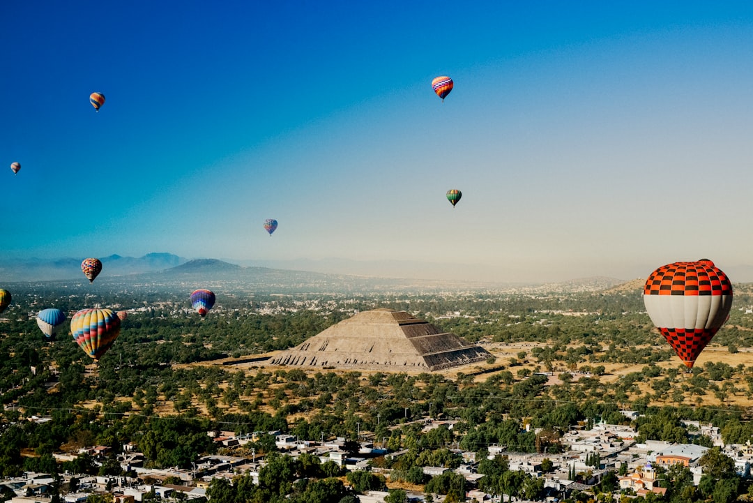 Sunrise looking at the pyramid of the Sun, in Teotihuacan. Amanecer viendo la piramide del Sol, en Teotihuacán. Mexico, January 2022.