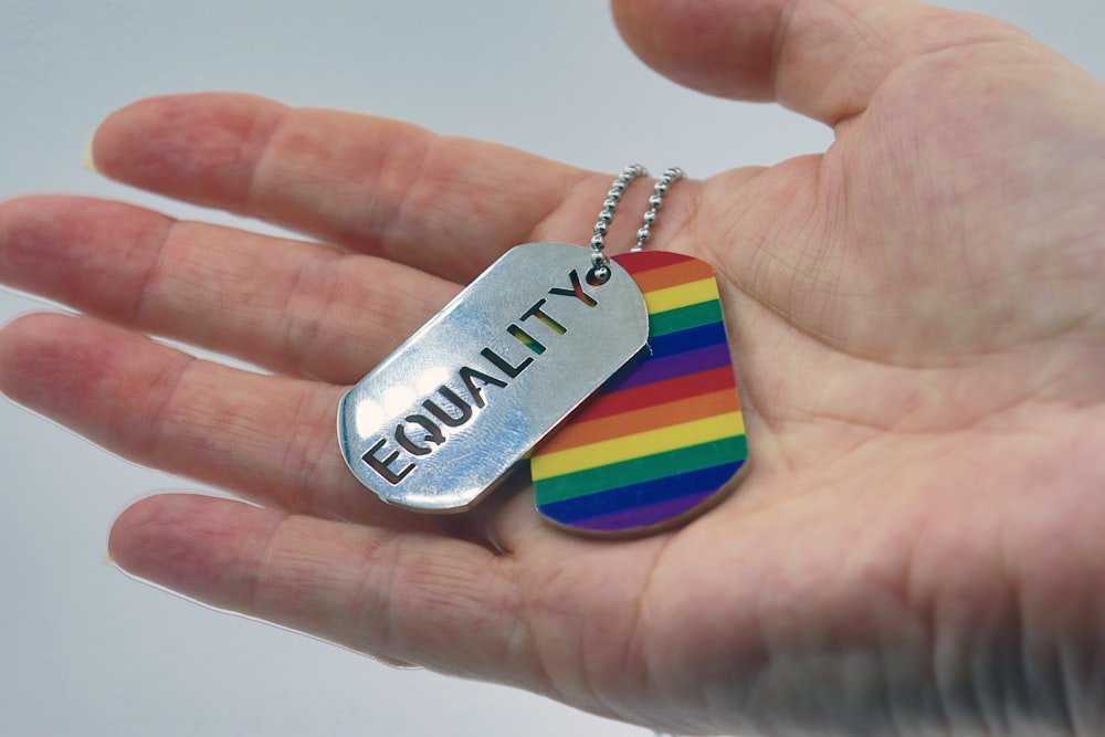 Eine Person, die eine Regenbogenmarke in der Hand hält