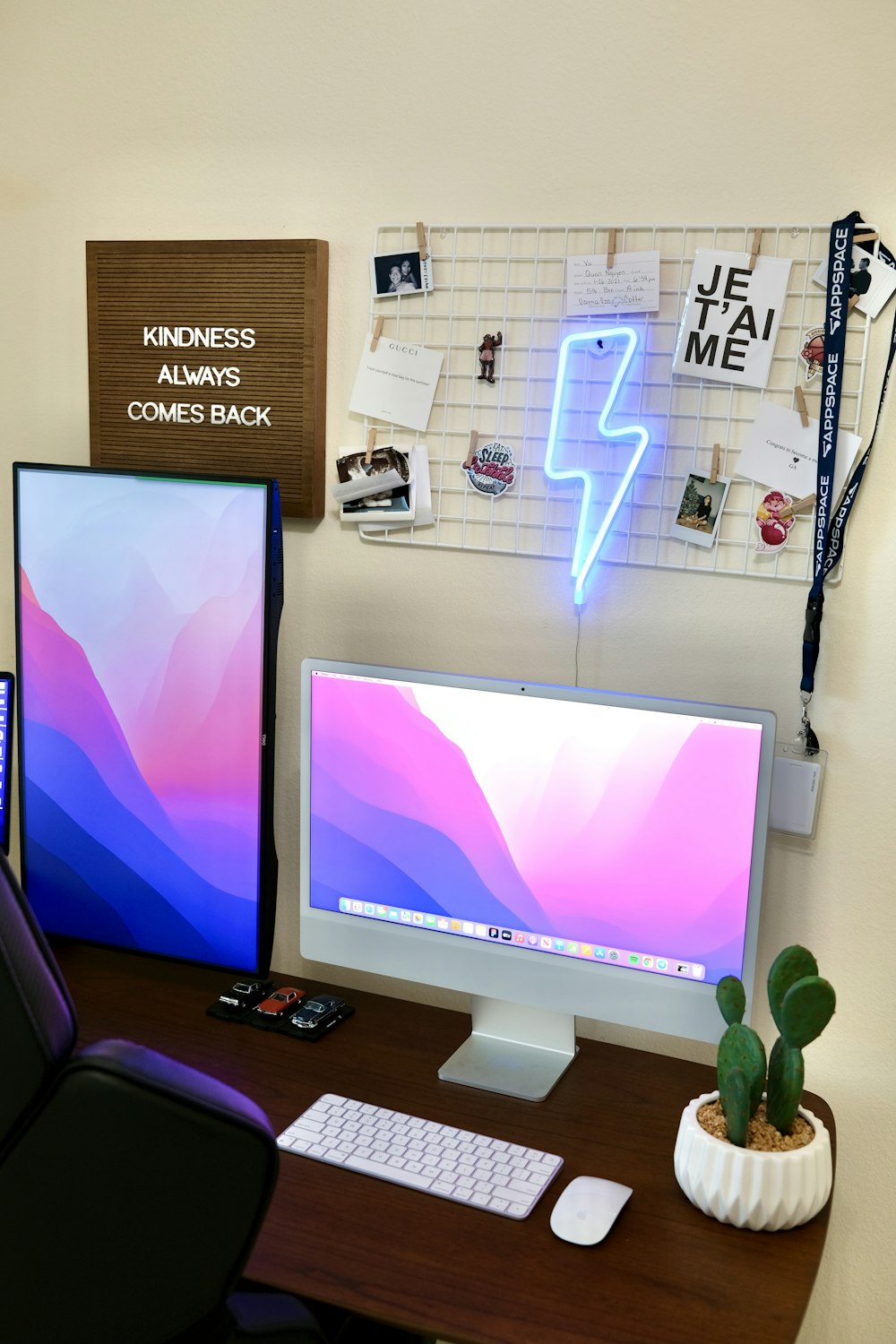 un monitor de computadora de escritorio sentado encima de un escritorio