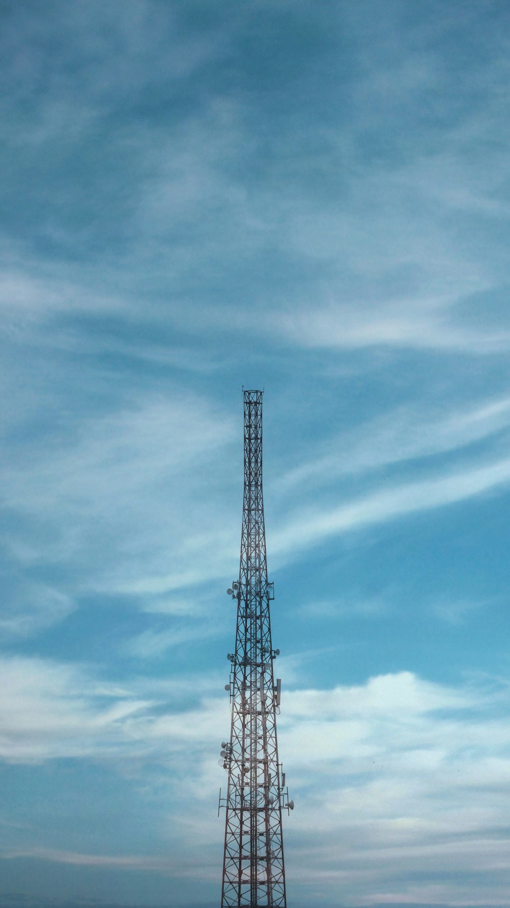 un'alta torre seduta sulla cima di una spiaggia sabbiosa
