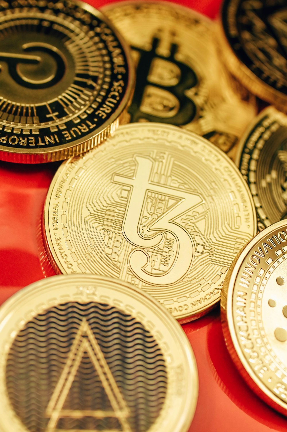 Una pila de bitcoins sentados encima de una mesa roja