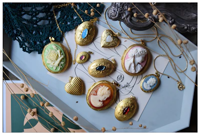 a table topped with lots of different types of lockes