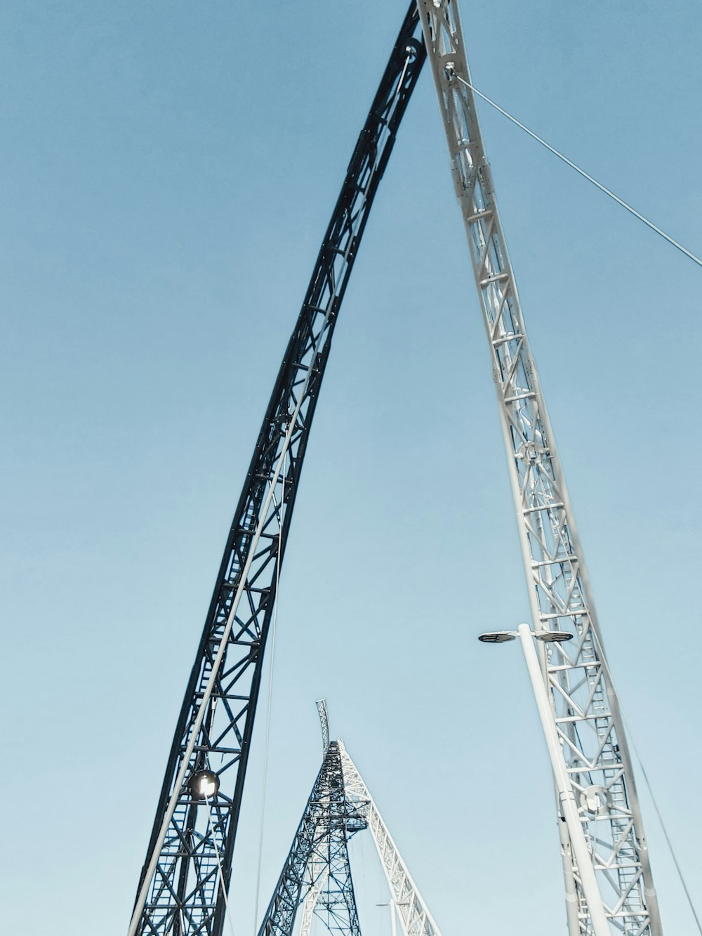 a large crane is in the middle of a blue sky