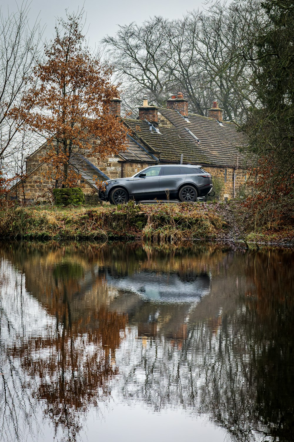 un'auto parcheggiata accanto a uno specchio d'acqua