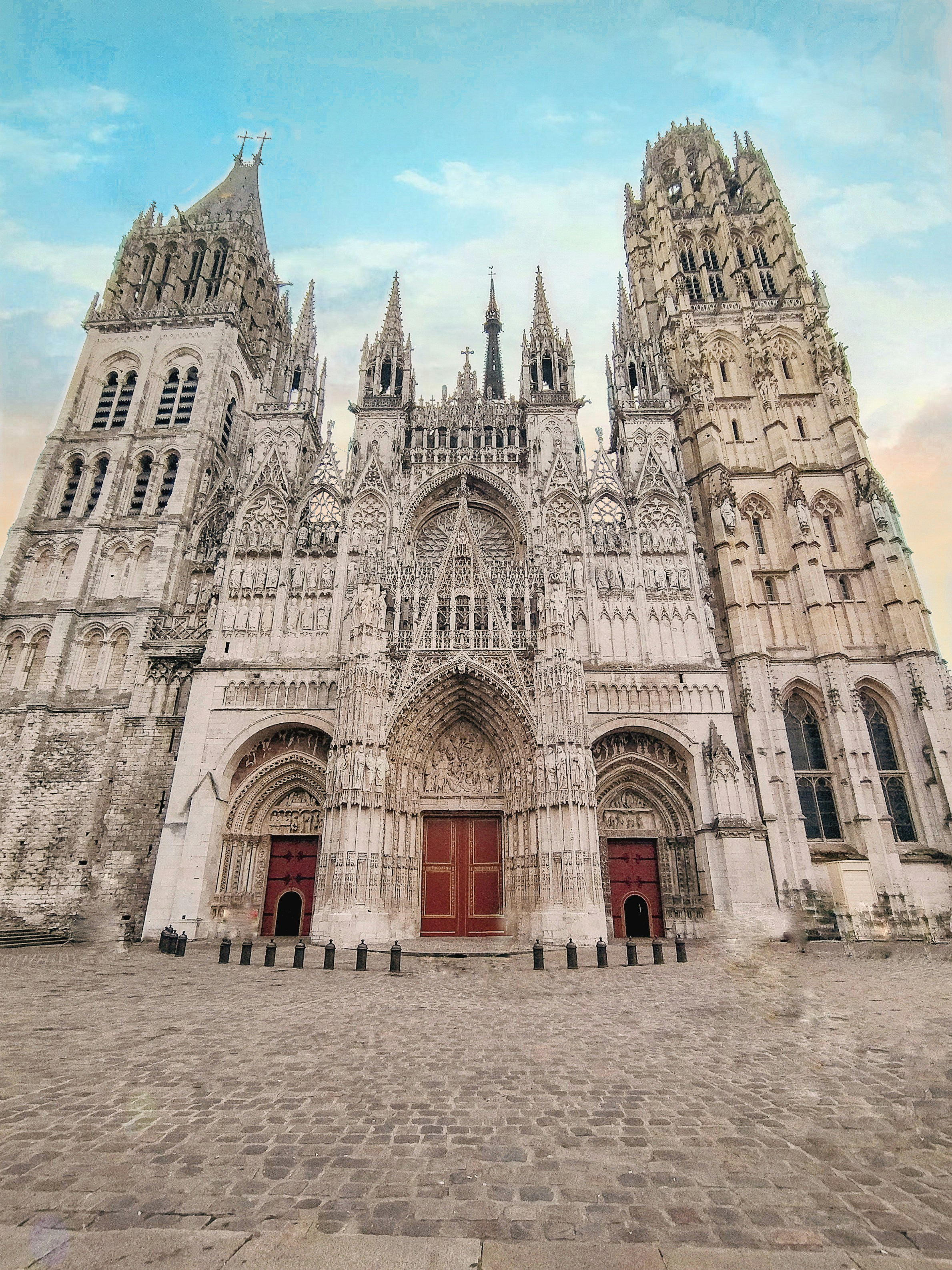 uma grande catedral com uma porta vermelha e duas torres