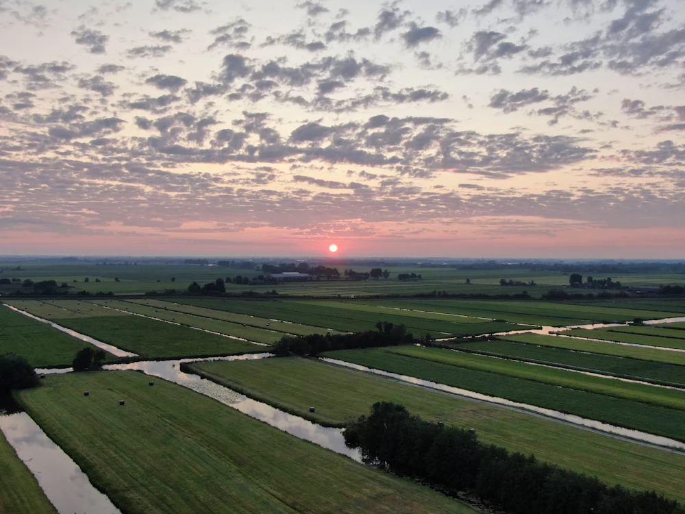 Luchtopname van het noordelijke landschap in de schemering