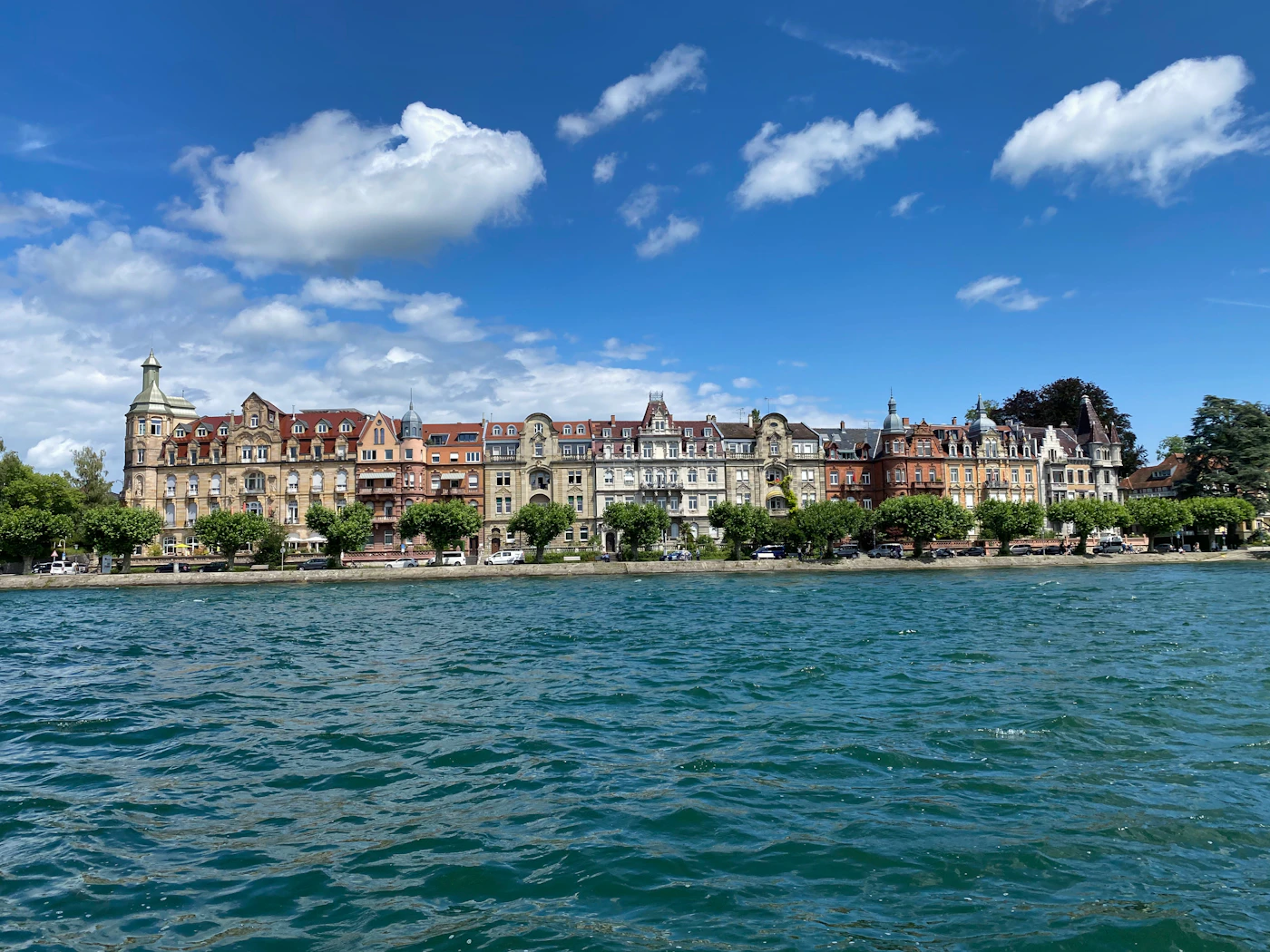 Verschiedene Gebäude und Unterkünfte an der Bodenseepromenade in Konstanz