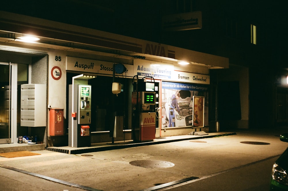 a parking meter sitting next to a building at night