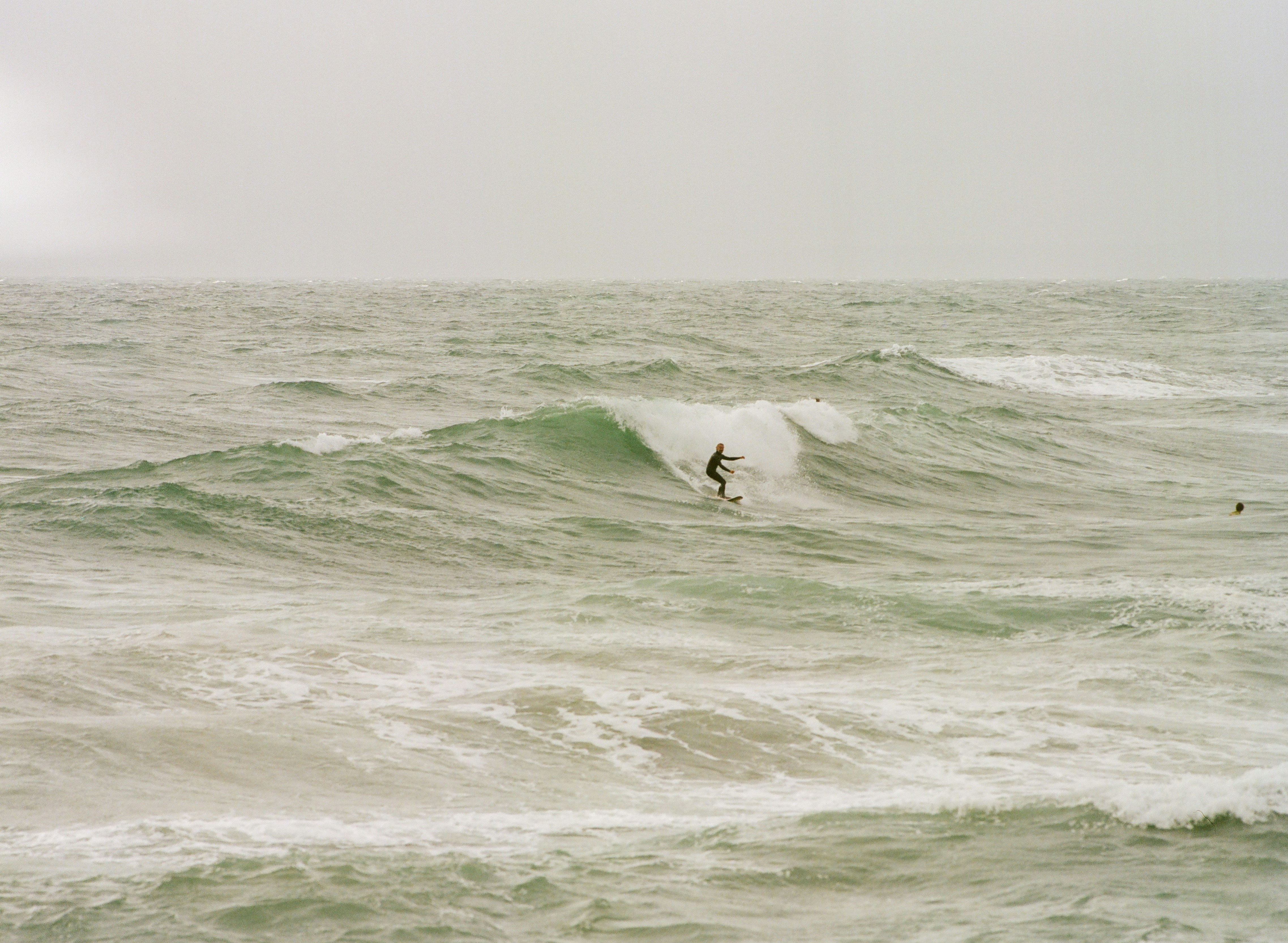 une personne sur une planche de surf sur une vague dans l’océan