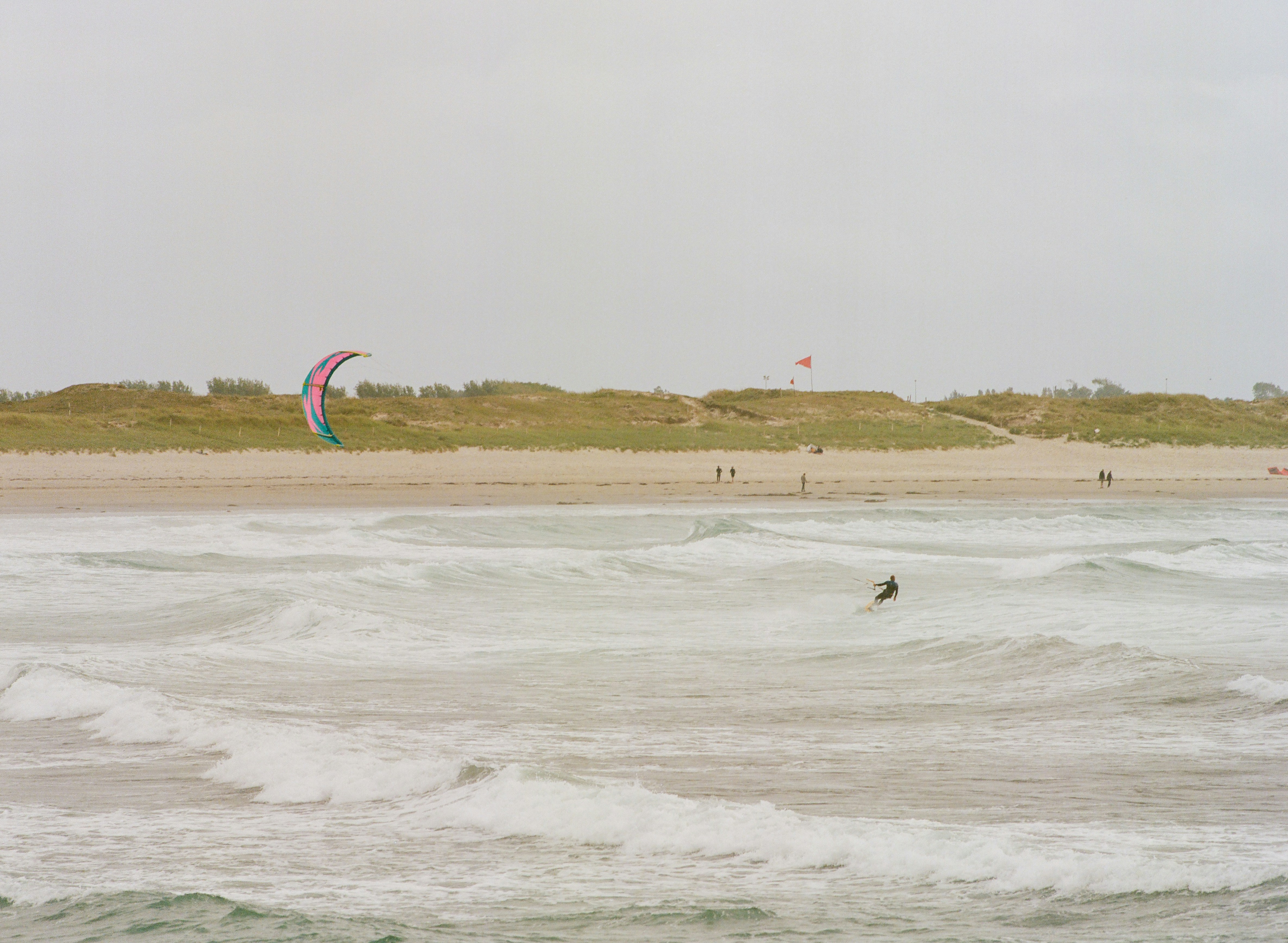 une personne sur une planche de surf au sommet d’une vague dans l’océan