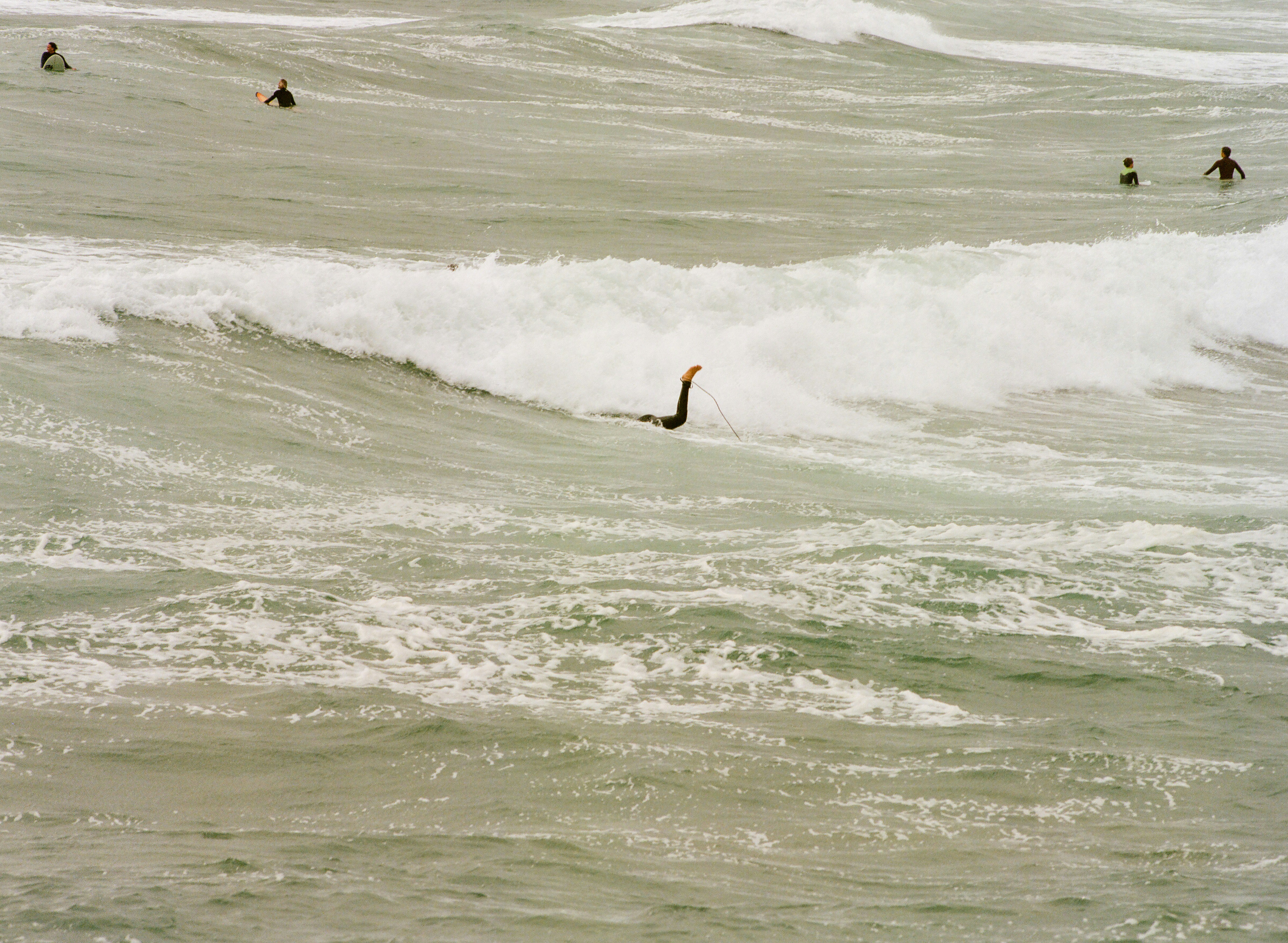 une personne sur une planche de surf sur une vague dans l’océan