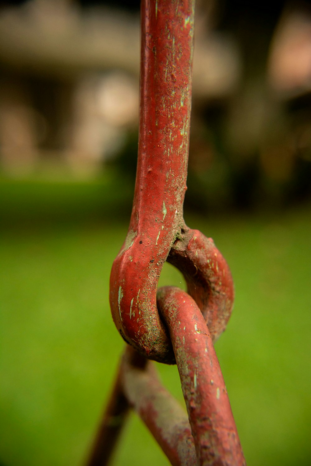 a close up of a chain link on a fence