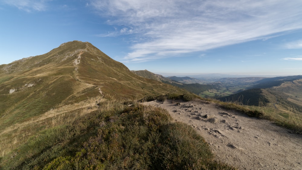 una vista della cima di una montagna da un sentiero