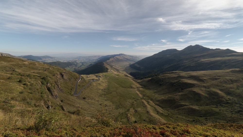 Una vista panorámica de un valle con montañas al fondo