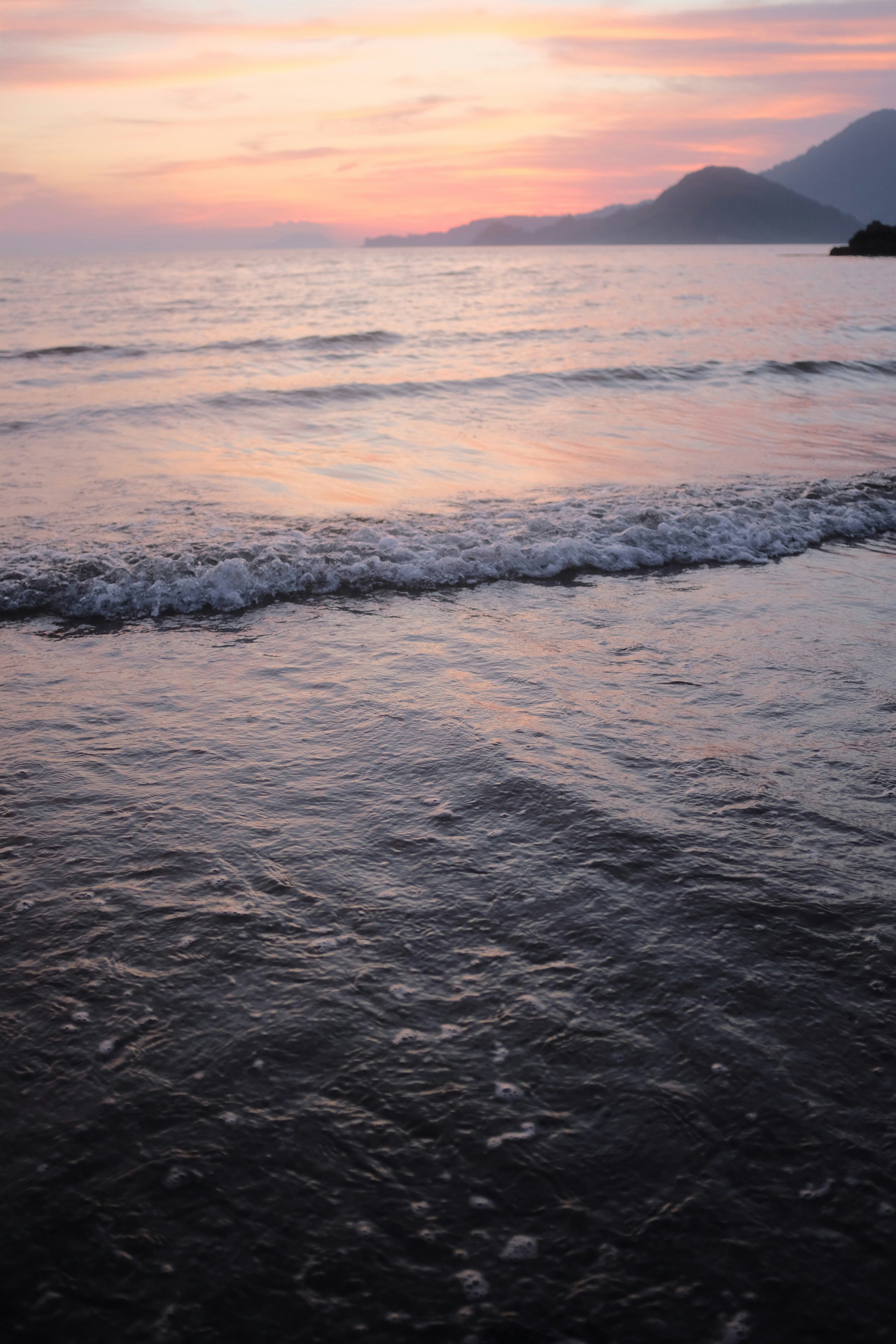 Uma praia com ondas que chegam à costa foto – Imagem grátis sobre Praia na  Unsplash, image size:3000x4500