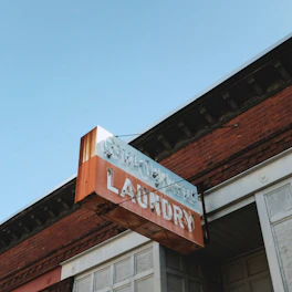 Photo of the original BrilhoPuro laundry storefront in Mogi, showcasing its early days.