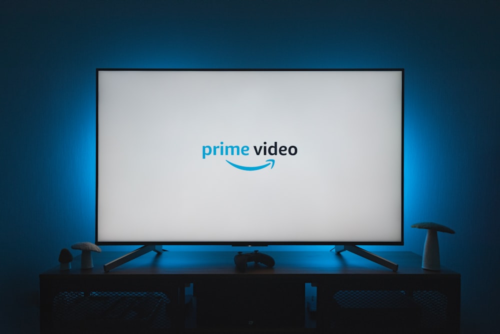 uma tela de televisão com o logotipo de vídeo principal sobre ele
