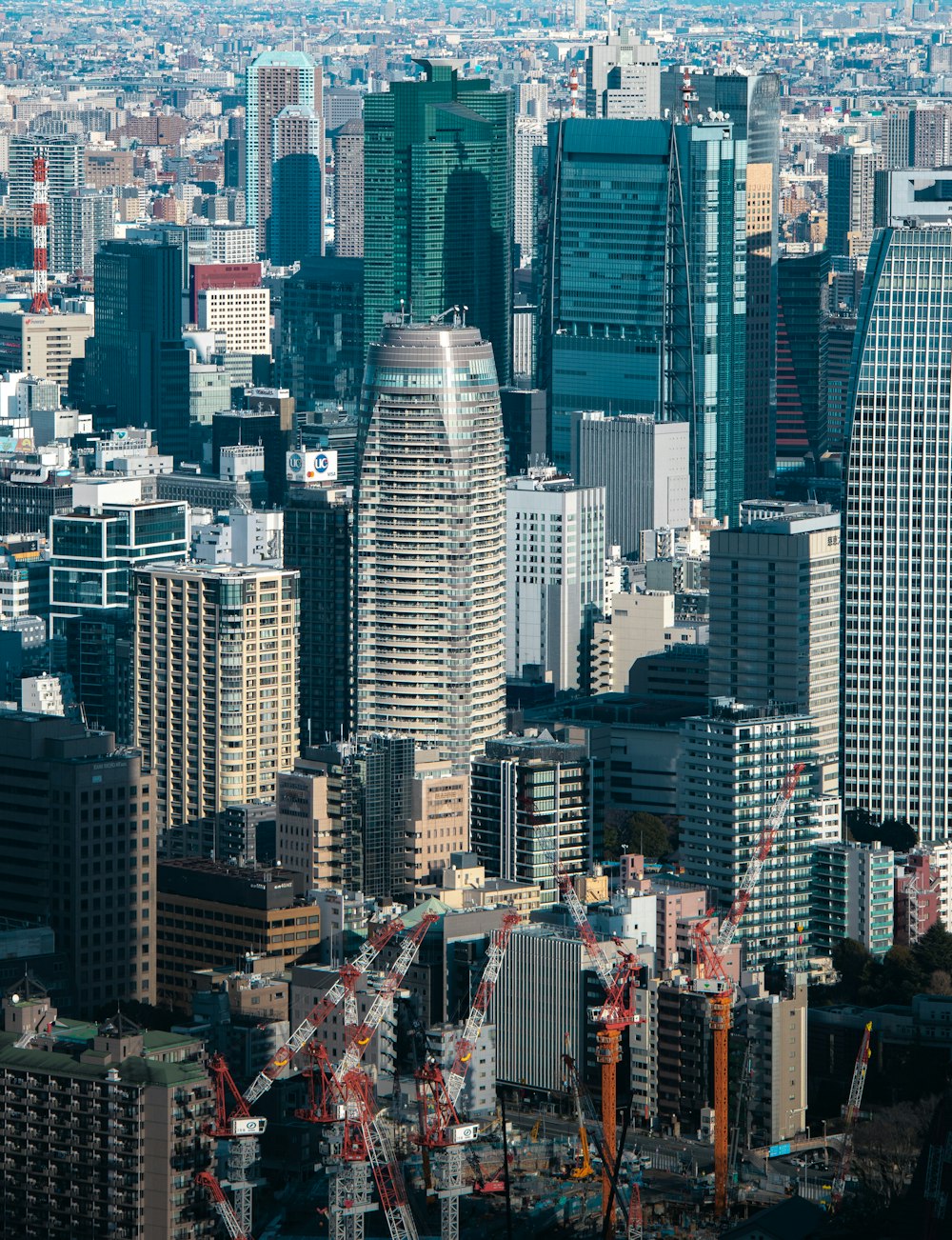 Una vista de una ciudad con edificios altos y una noria