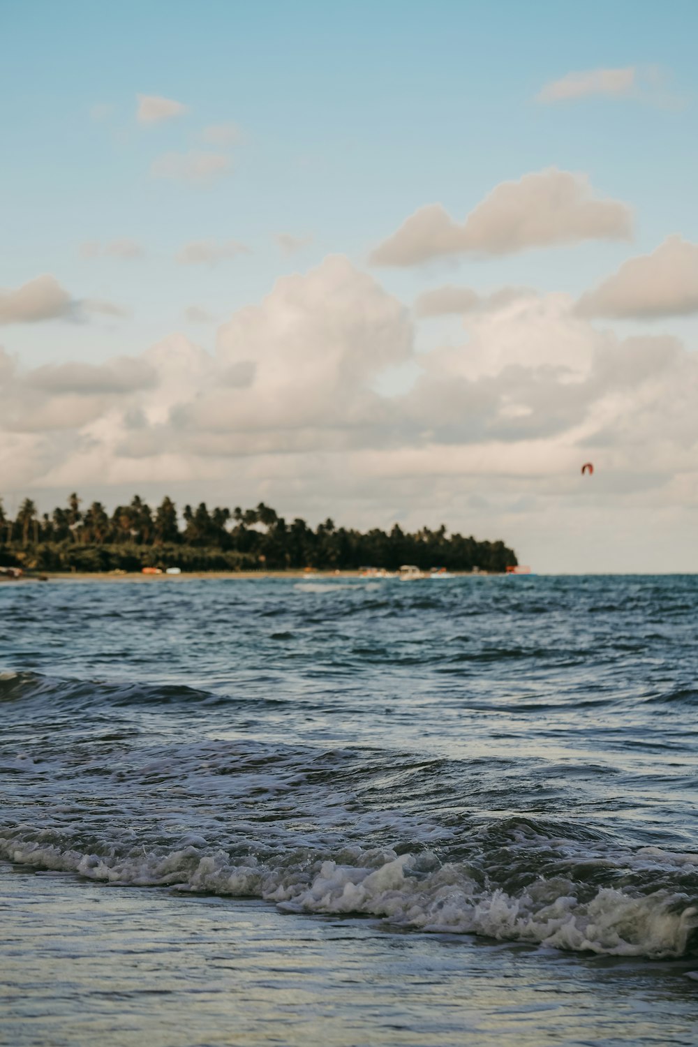 Un homme sur une planche de surf au sommet d’une vague dans l’océan