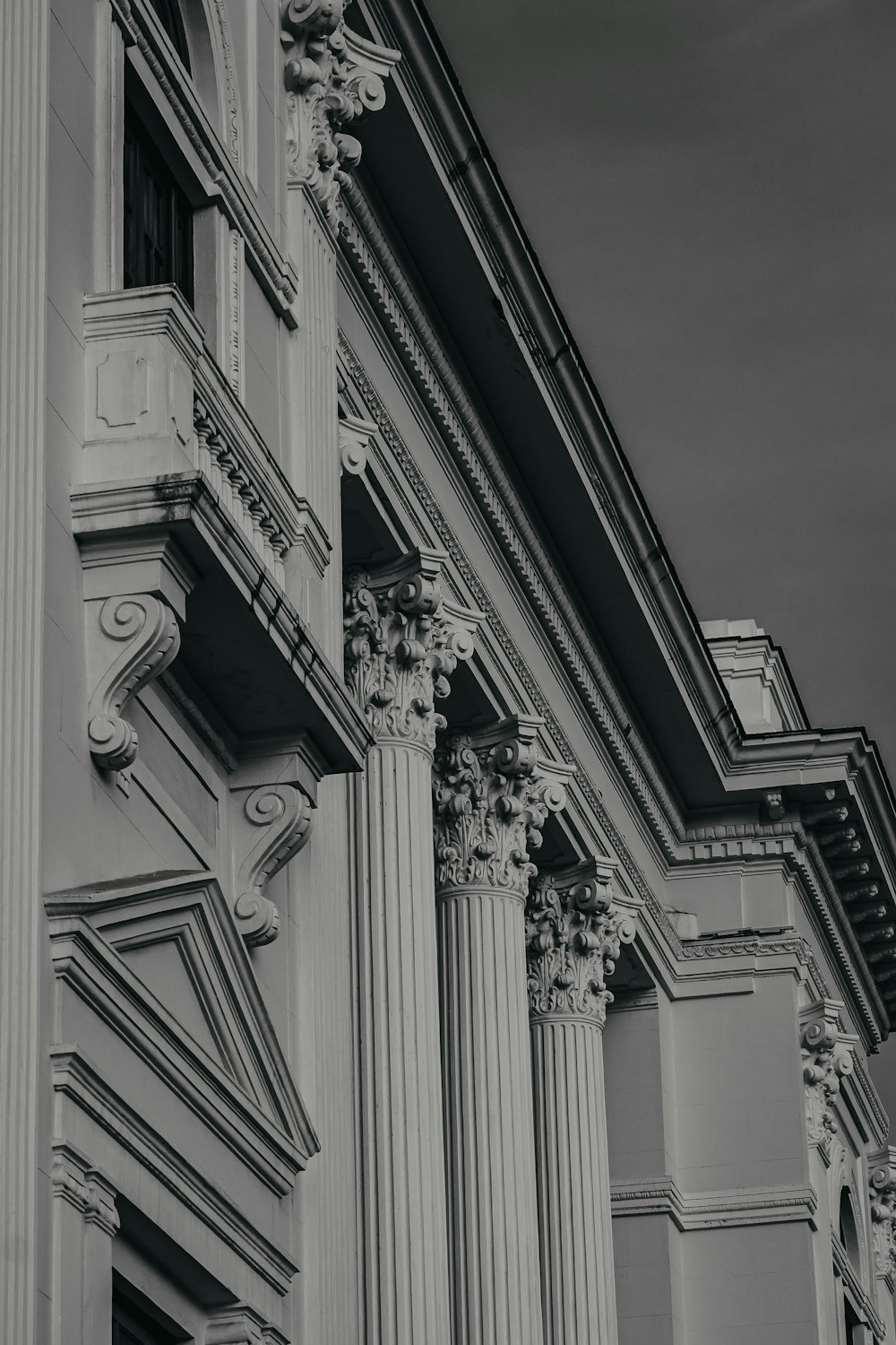 a black and white photo of a building