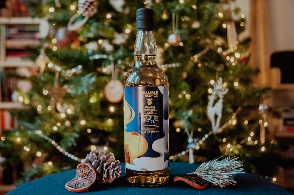 Une bouteille d'alcool à côté d'un sapin de Noël photo – Photo