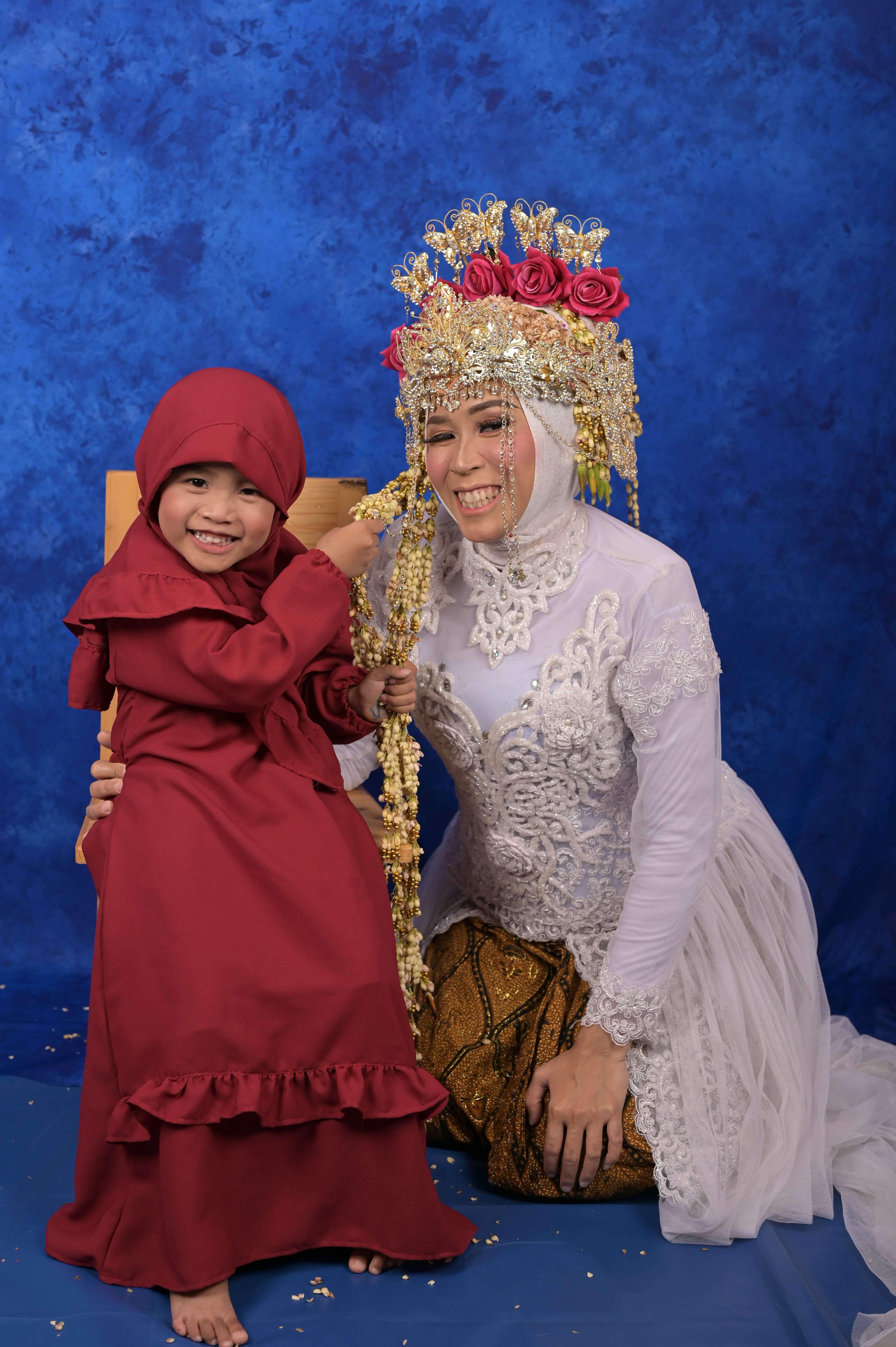 seorang wanita dan seorang anak berpose untuk berfoto