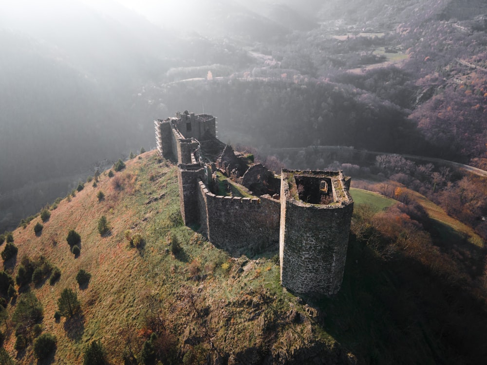 uma vista aérea de um castelo no topo de uma colina