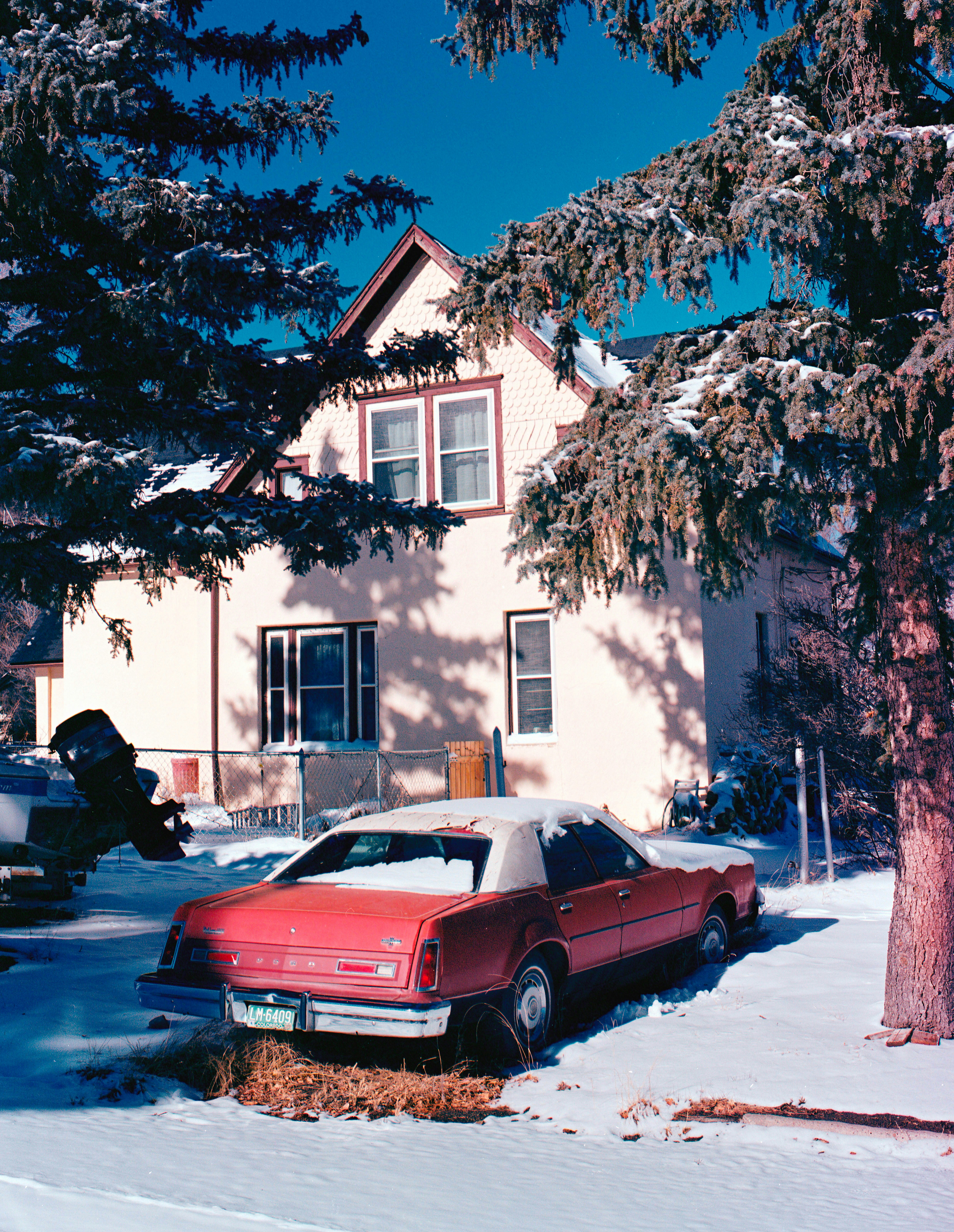 家の前に停まっている赤い車