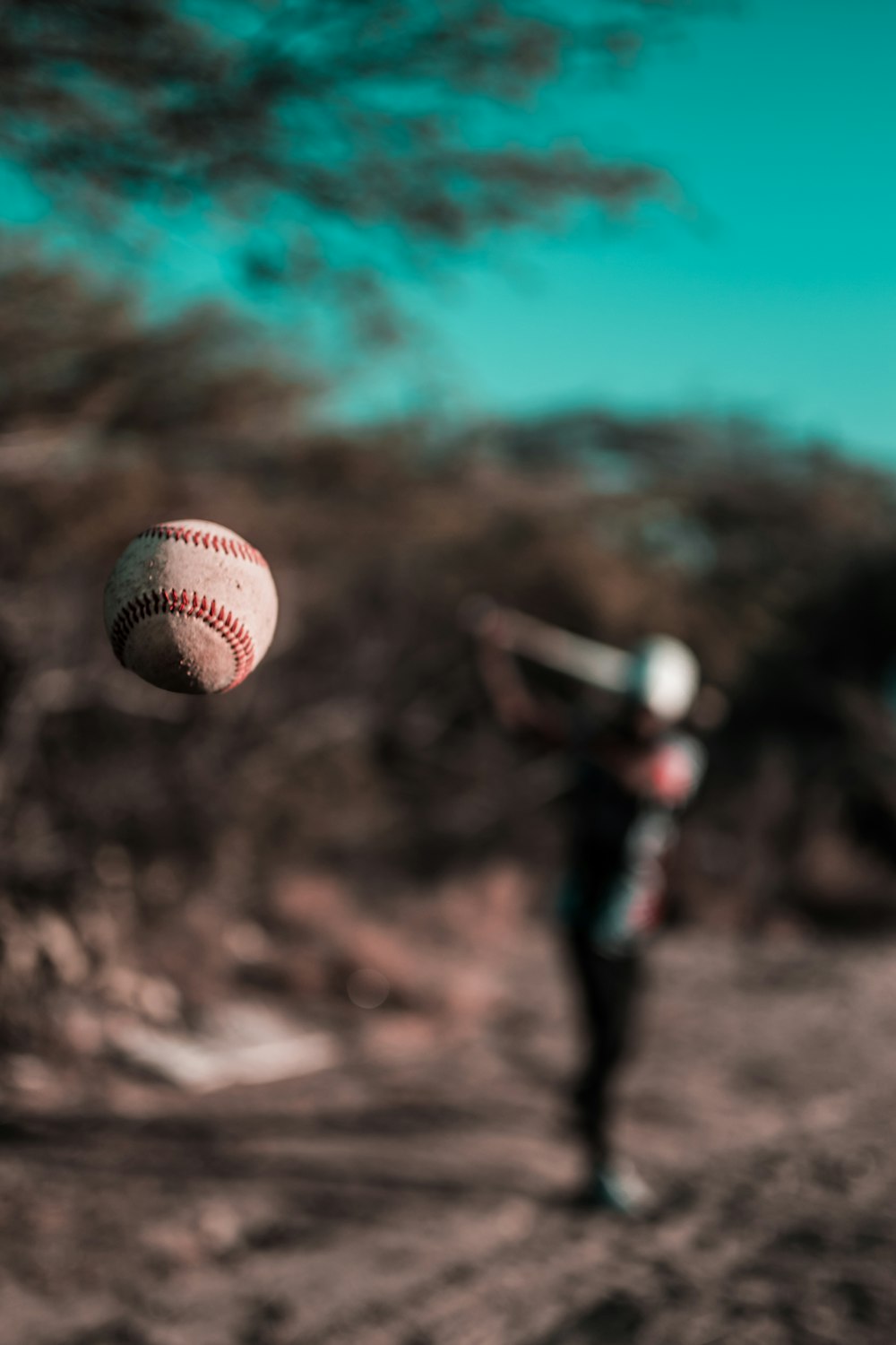 Una pelota de béisbol que vuela en el aire