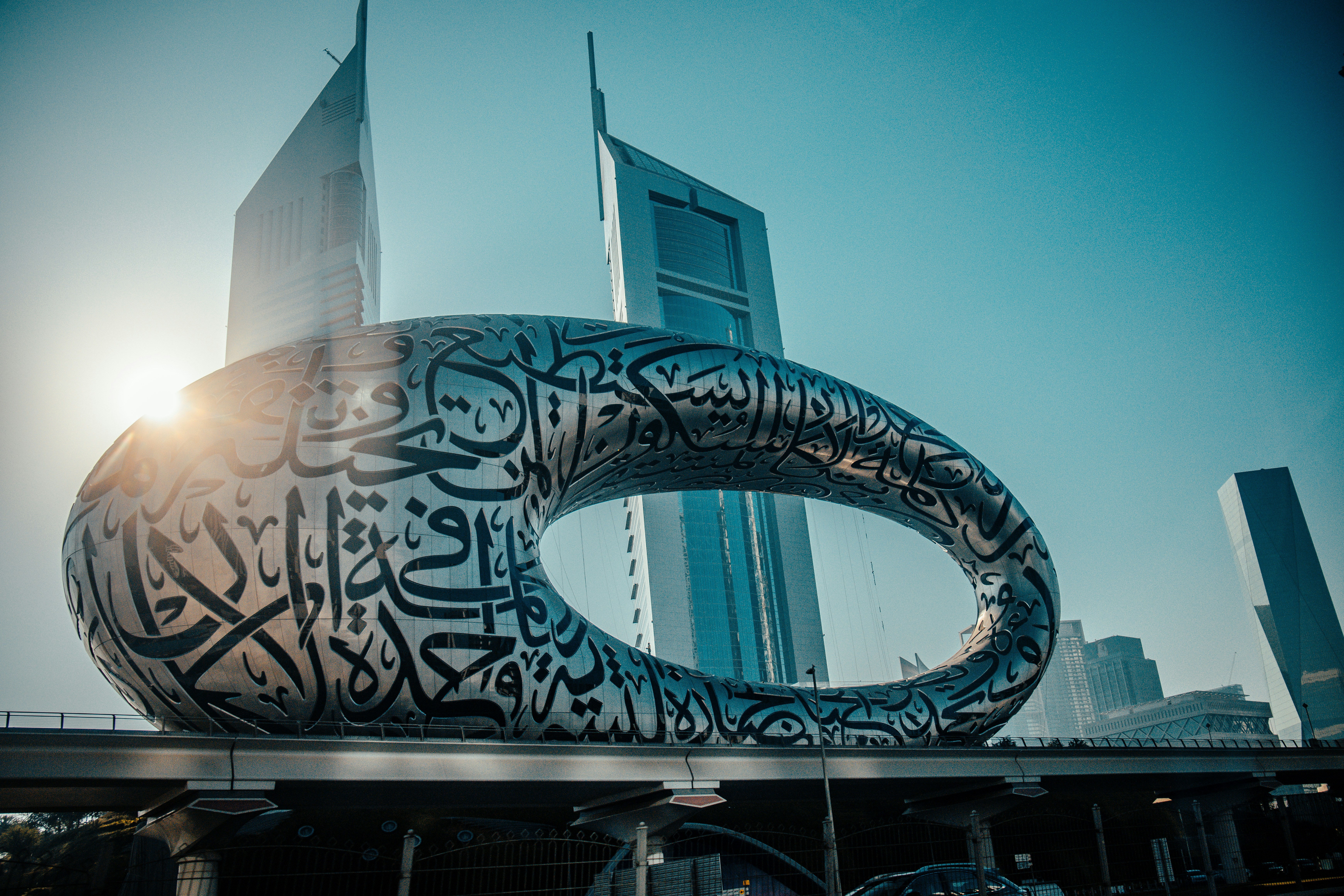 большой металлический предмет с множеством надписей на нем