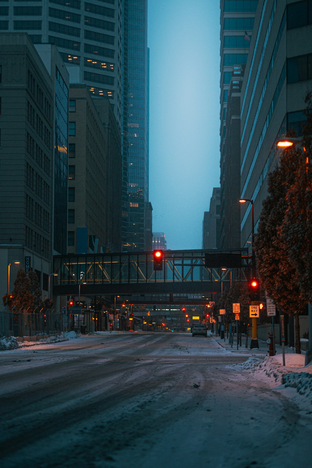 a red traffic light on a city street