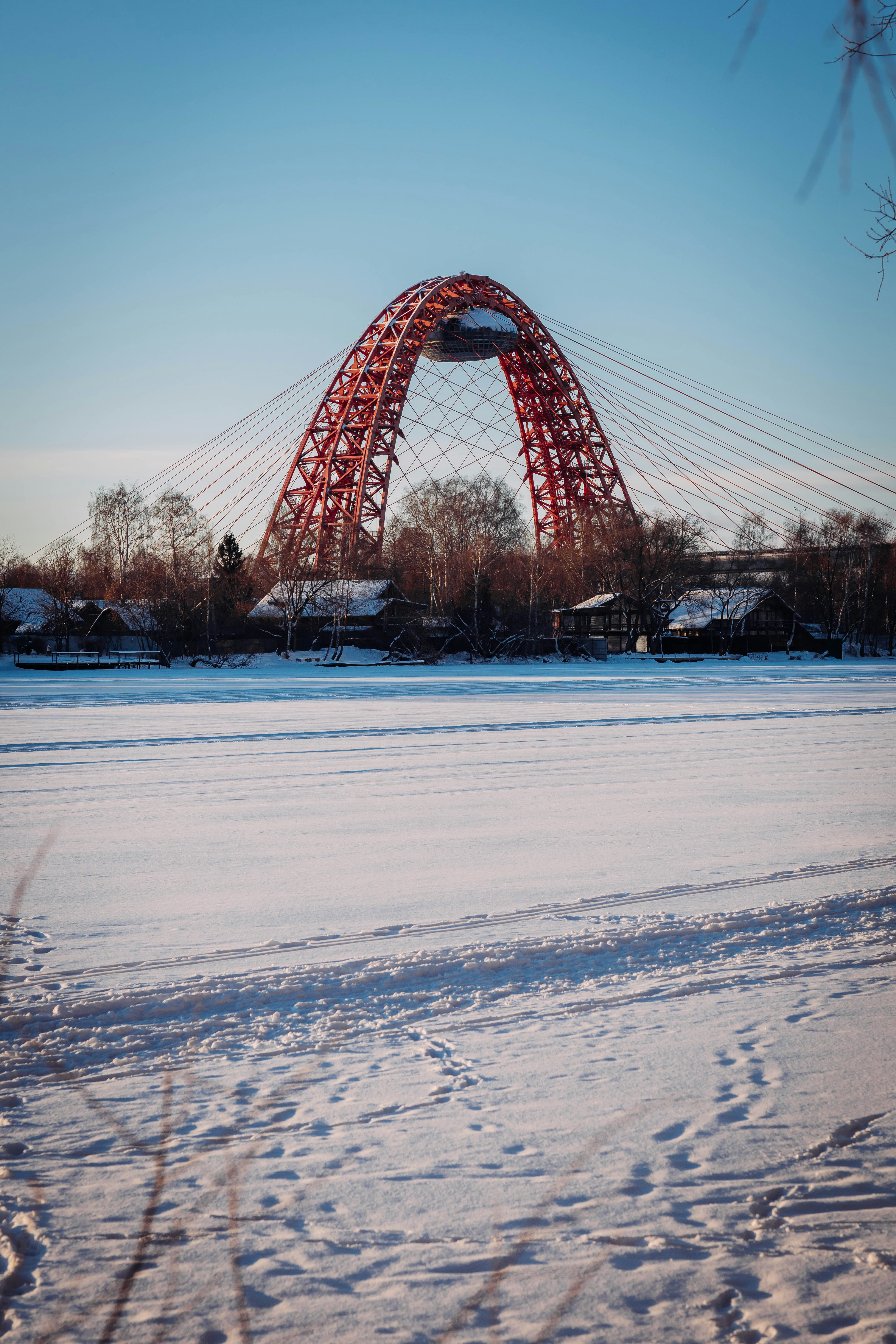 Un grande ponte rosso su un lago ghiacciato