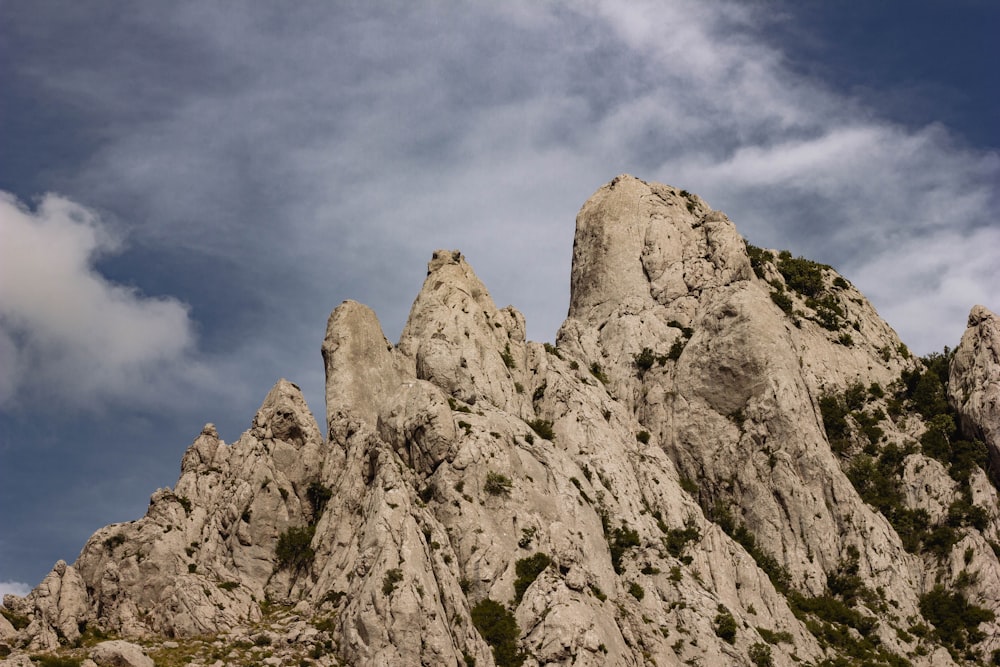 Eine Gruppe von Felsen auf einem Hügel unter einem bewölkten Himmel